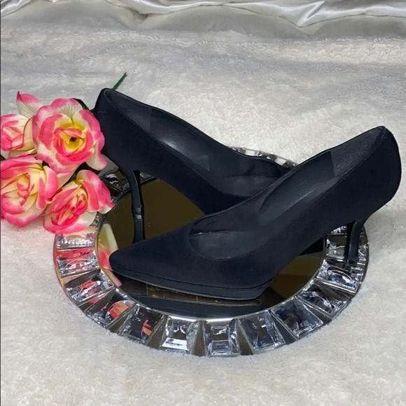 Stuart Weitzman Black Pointed Toe Pumps Narrow - Picture 1 of 11